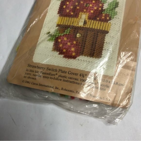New VTG Caron Fashionease Kit 4111 Strawberry Switch Plate Cover 4 3/4" x 6 1/4" - Picture 4 of 8